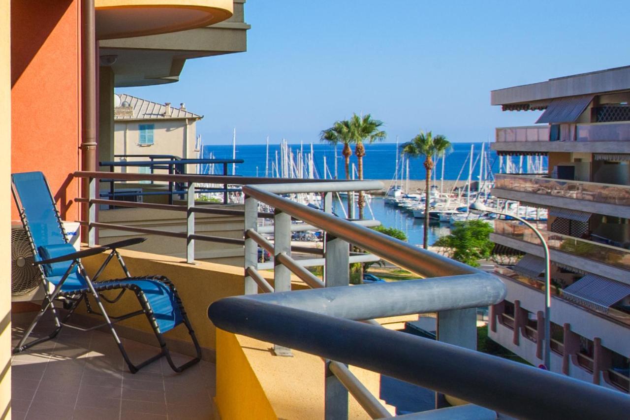 Cocon vu sur le port de menton - B&B