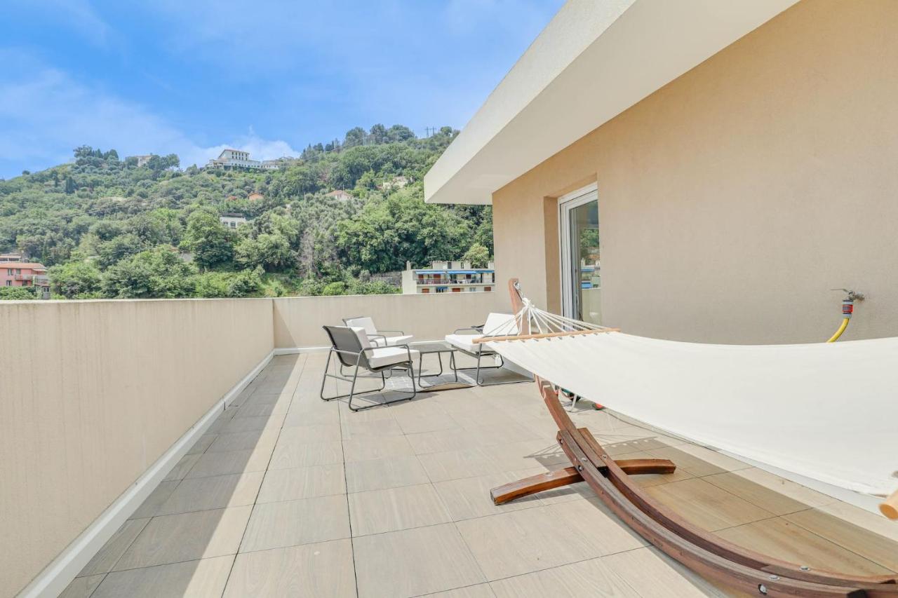 Spacieux Rooftop Parking, Terrasse ensoleillée - B&B Menton