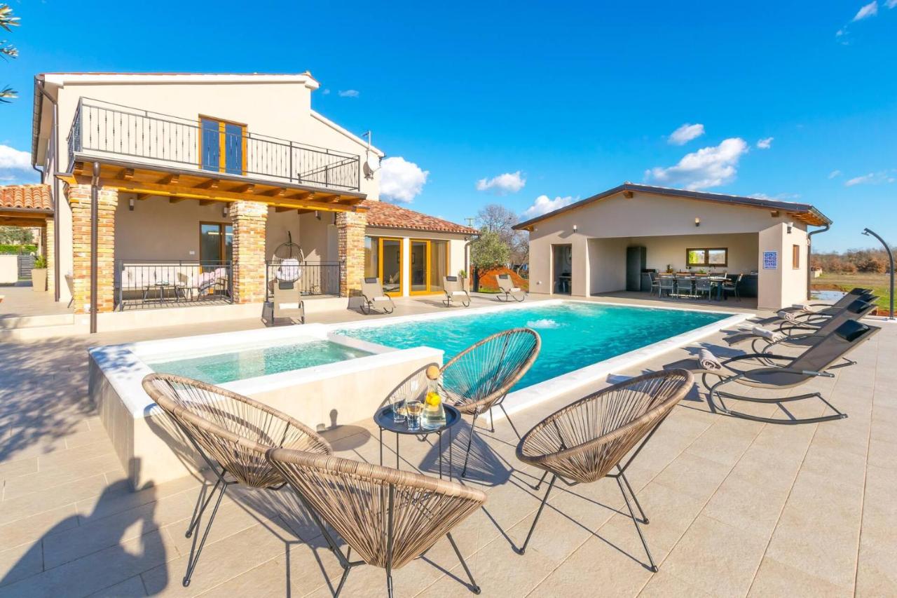 Relaxing pool villa Mattuzzi in Loborika - Chambres d’hôtes