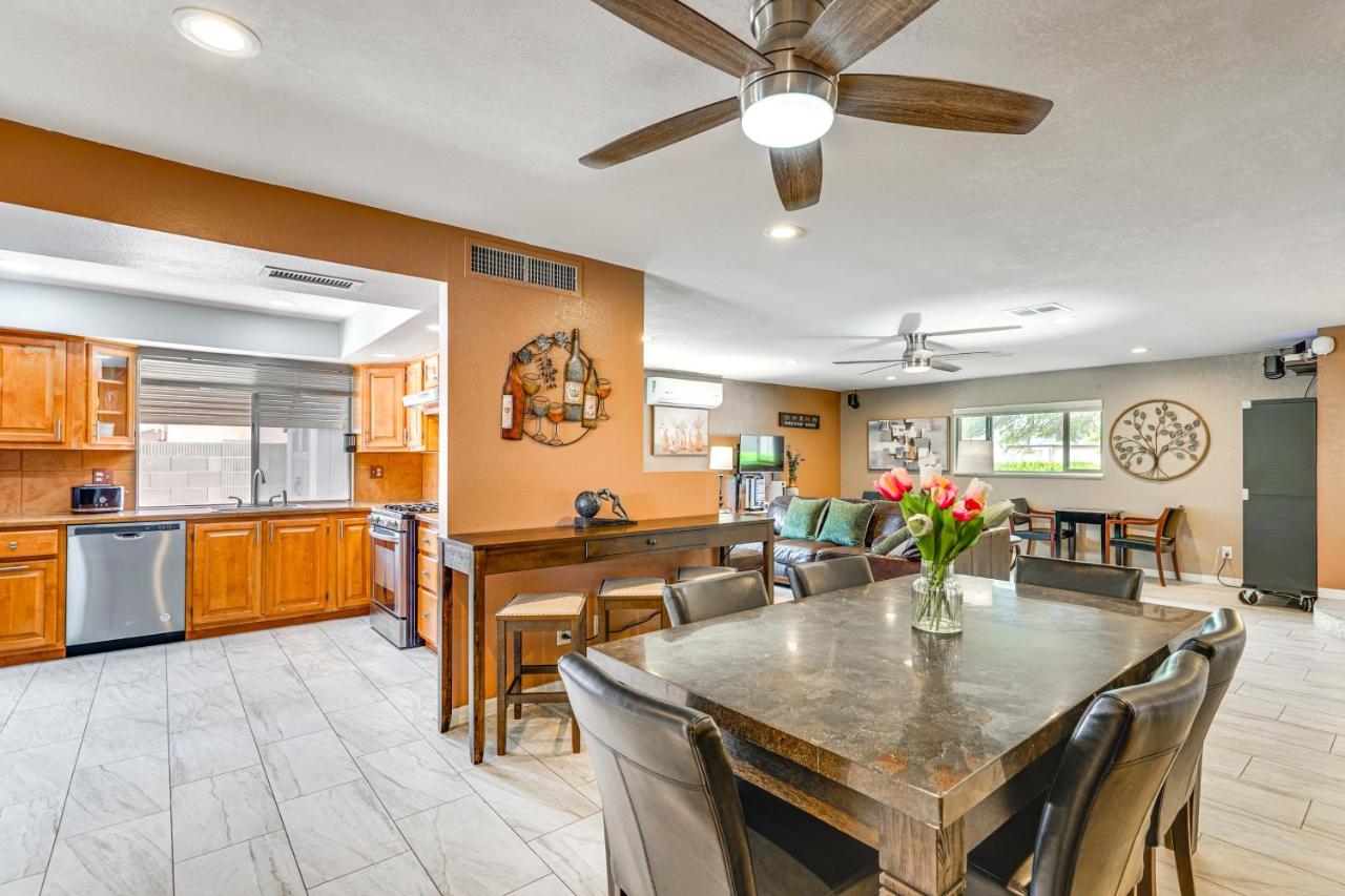 Roomy Tucson Home w/ Hot Tub & Pickleball Court! - Chambres d'hôtes Tucson