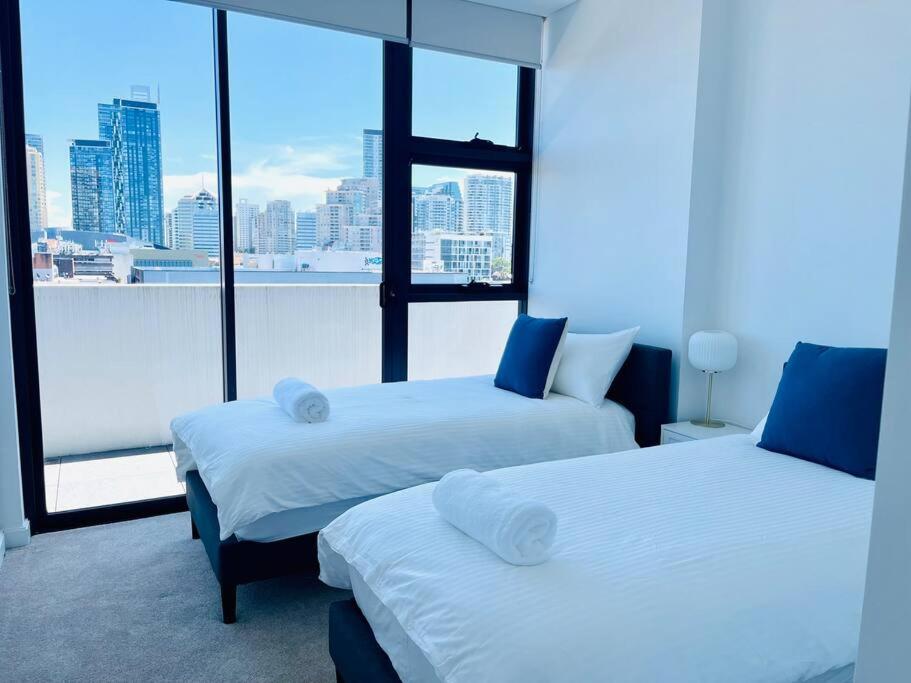 Stylish Chatswood 2BR Apartment with 3 Beds, Gym, Near Metro - Chambres d'hôtes Sydney