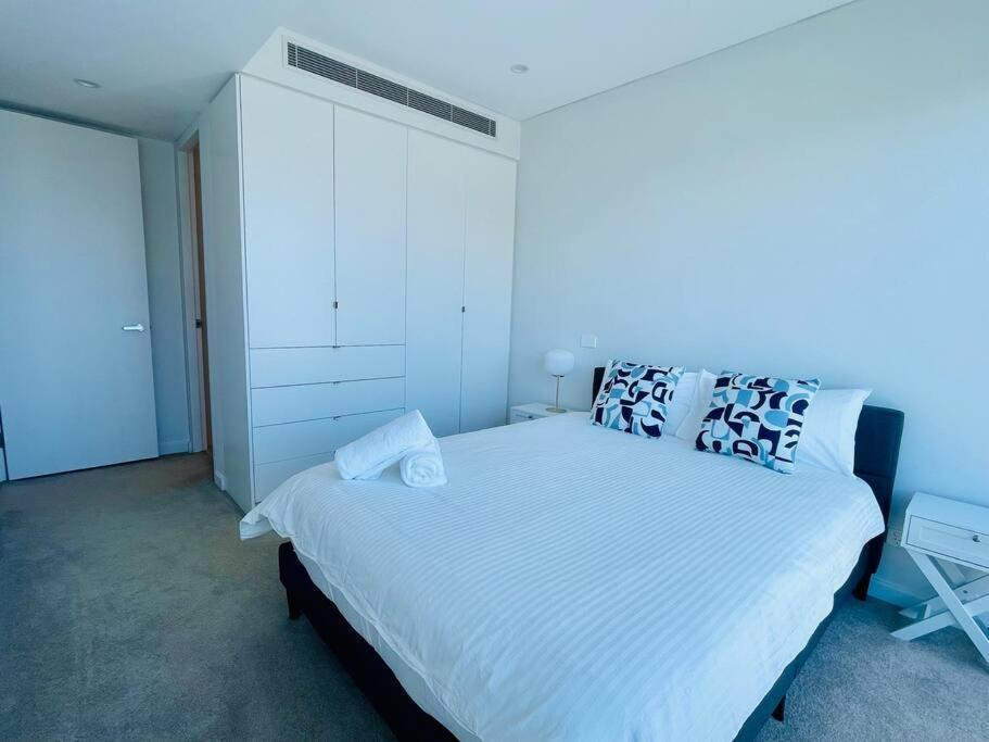 Stylish Chatswood 2BR Apartment with 3 Beds, Gym, Near Metro - Chambres d'hôtes Sydney