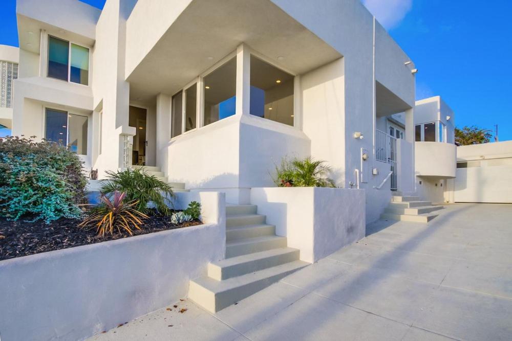 Ultimate Getaway: Spa Game Rooms Firepit Views - B&B San Diego