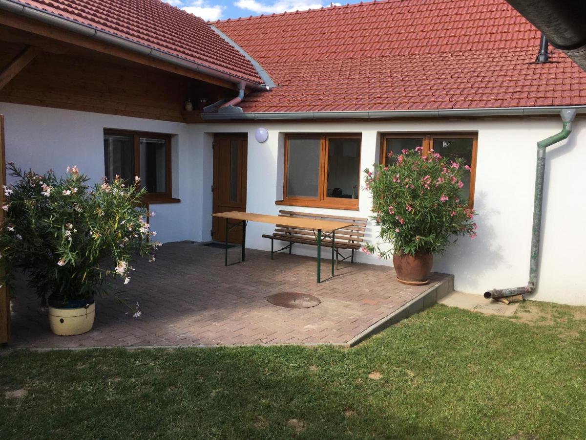 Domek na růžku celá chalupa - B&B Vémyslice