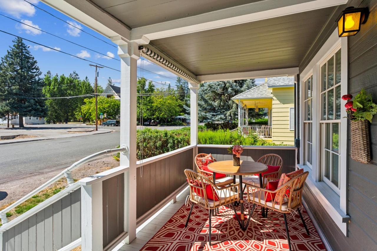 Charming Downtown McCloud Retreat home - Bed and Breakfast