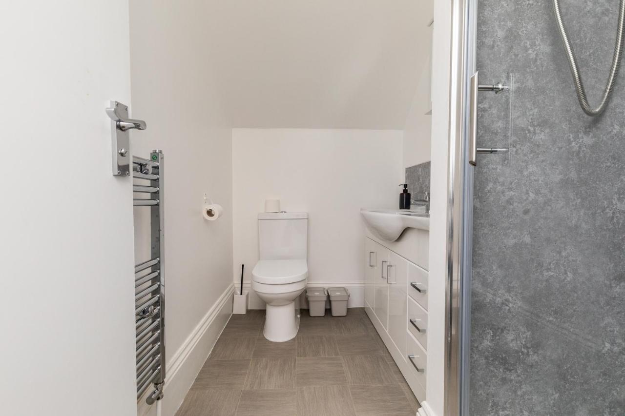 Dove Court Travel Lodge 6 - Top Floor Double Bedroom - B&B