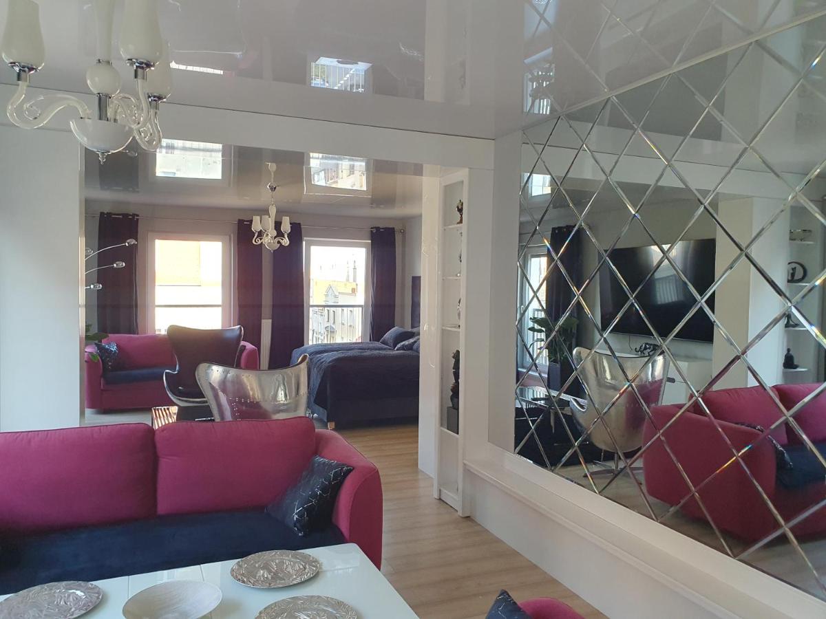 Black&White Apartament Skarbowa 2 Parking - Bed and Breakfast