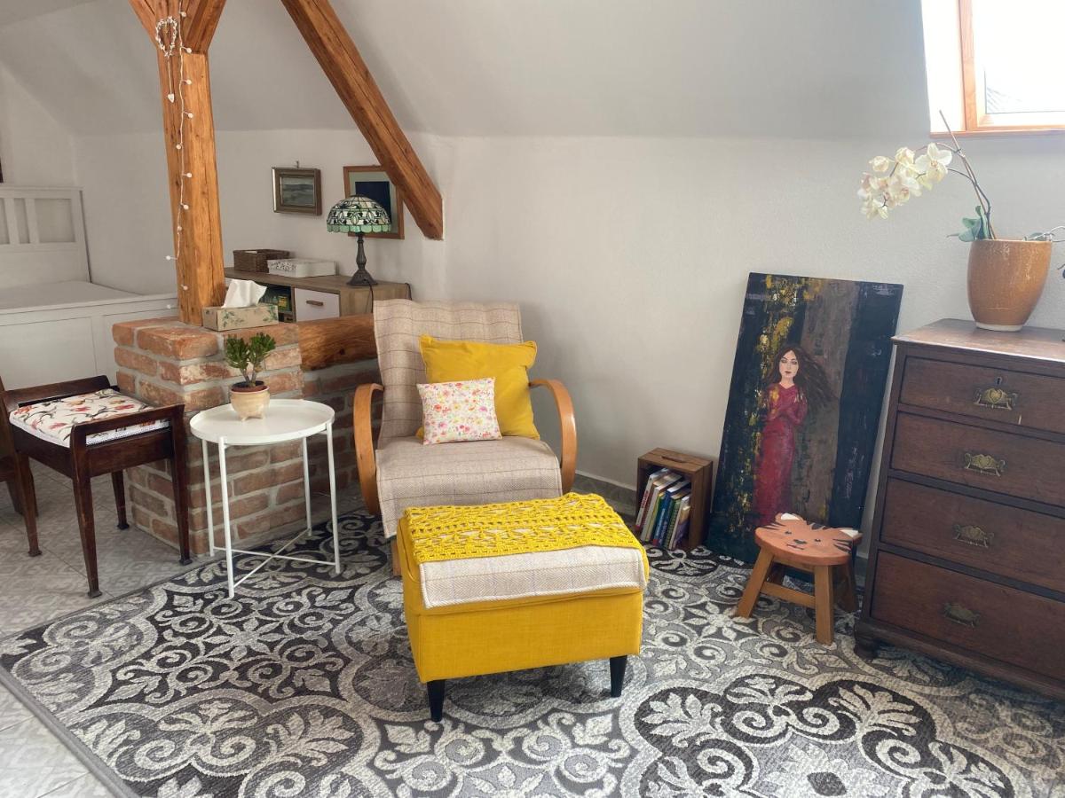 Podkrovní studio apartment pro 1-5 osob - B&B