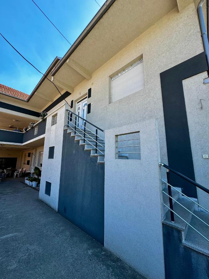 Lovely Apartment with terrace/Divan apartman sa terasom - Chambres d’hôtes
