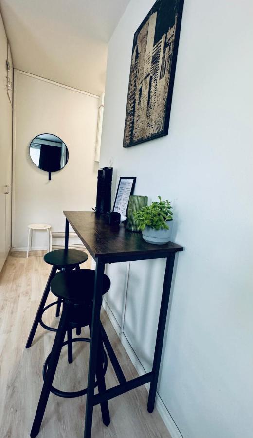 Modern Apartment Urban Tranquil, Great Location and Transport Connections - B&B Helsinki