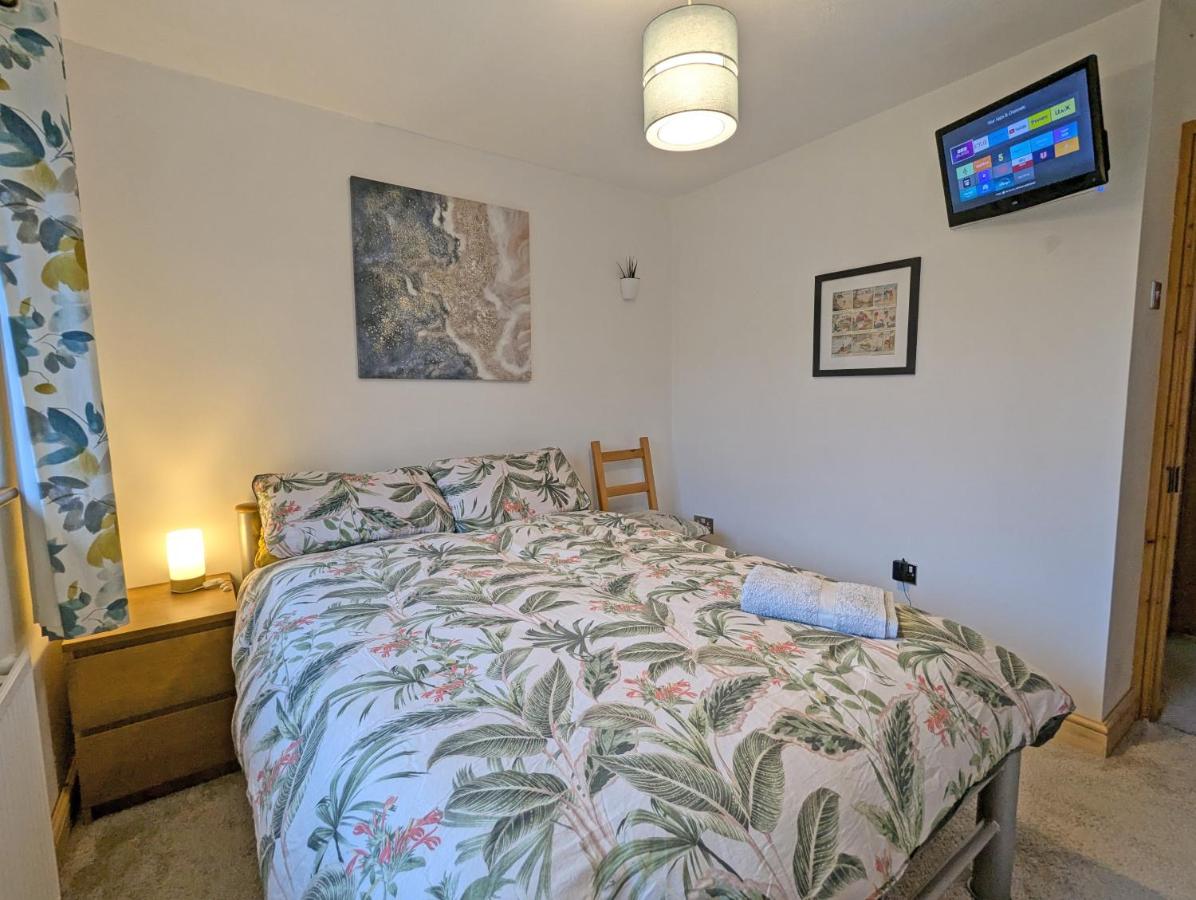 Bright Double Room, Smart TV, 5 Minute Walk from Train Station - Ferienwohnung