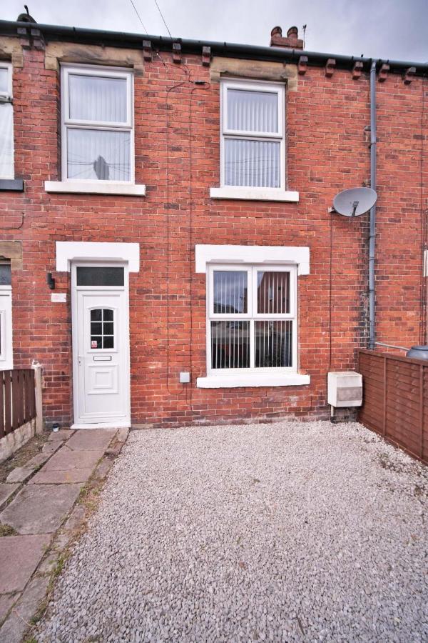 A1, M62, Free Parking, WiFi, 5 Beds - B&B