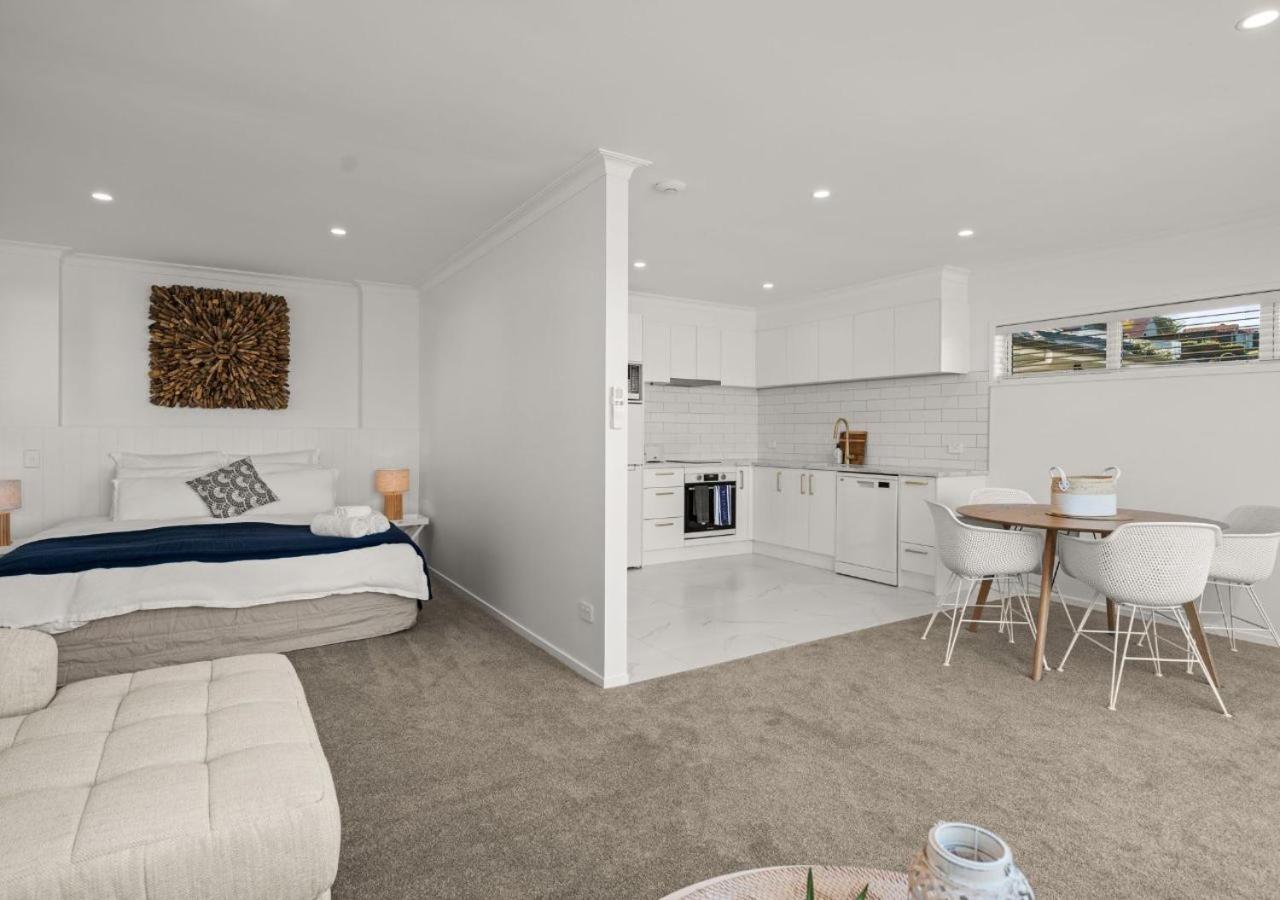 Deluxe One-Bedroom Apartment with Harbour View