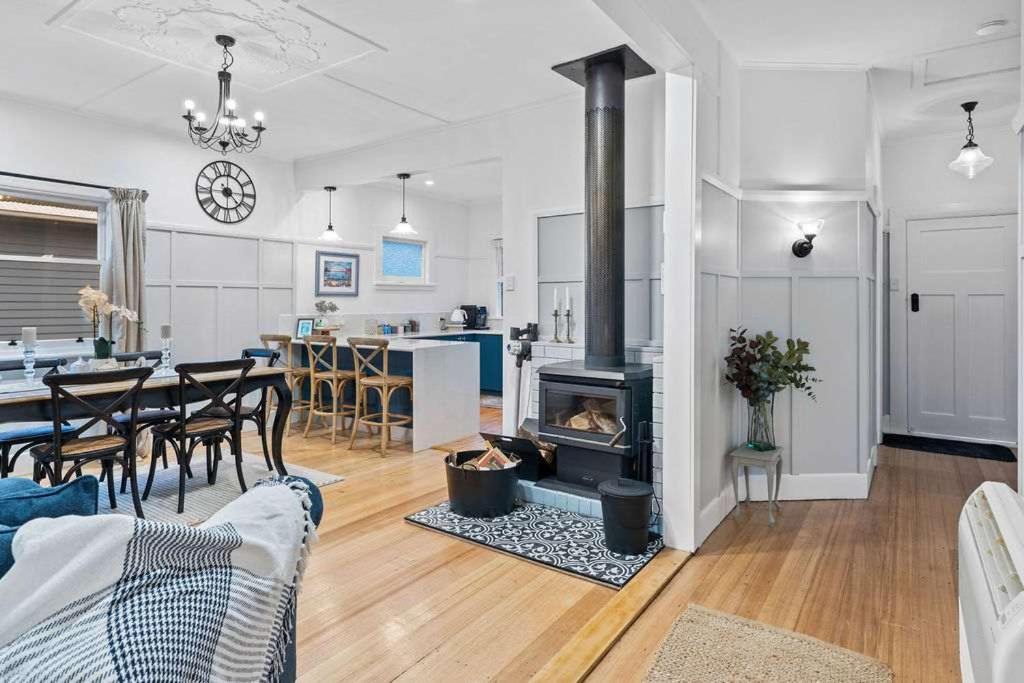 Beautifully Renovated Retreat Modern Comfort with Outdoor Entertaining - Ferienwohnung