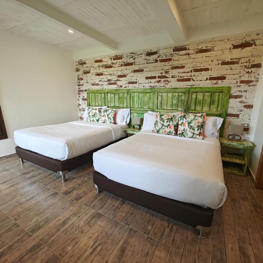 Tweepersoonskamer met 2 Aparte Bedden en Badkamer