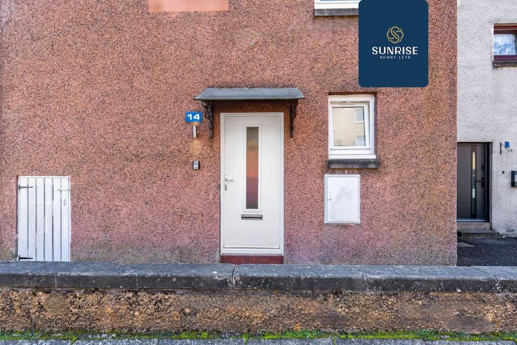 Springhill Townhouse, 3 Bedrooms, 2 Kings, 1 Single, Great Views, Newly Refurbished, Free Parking, Free Wifi, River View, Dock, Eden Views, INVOICE and REDUCED PRICE only via SUNRISE SHORT LETS Dundee - B&B Dundee