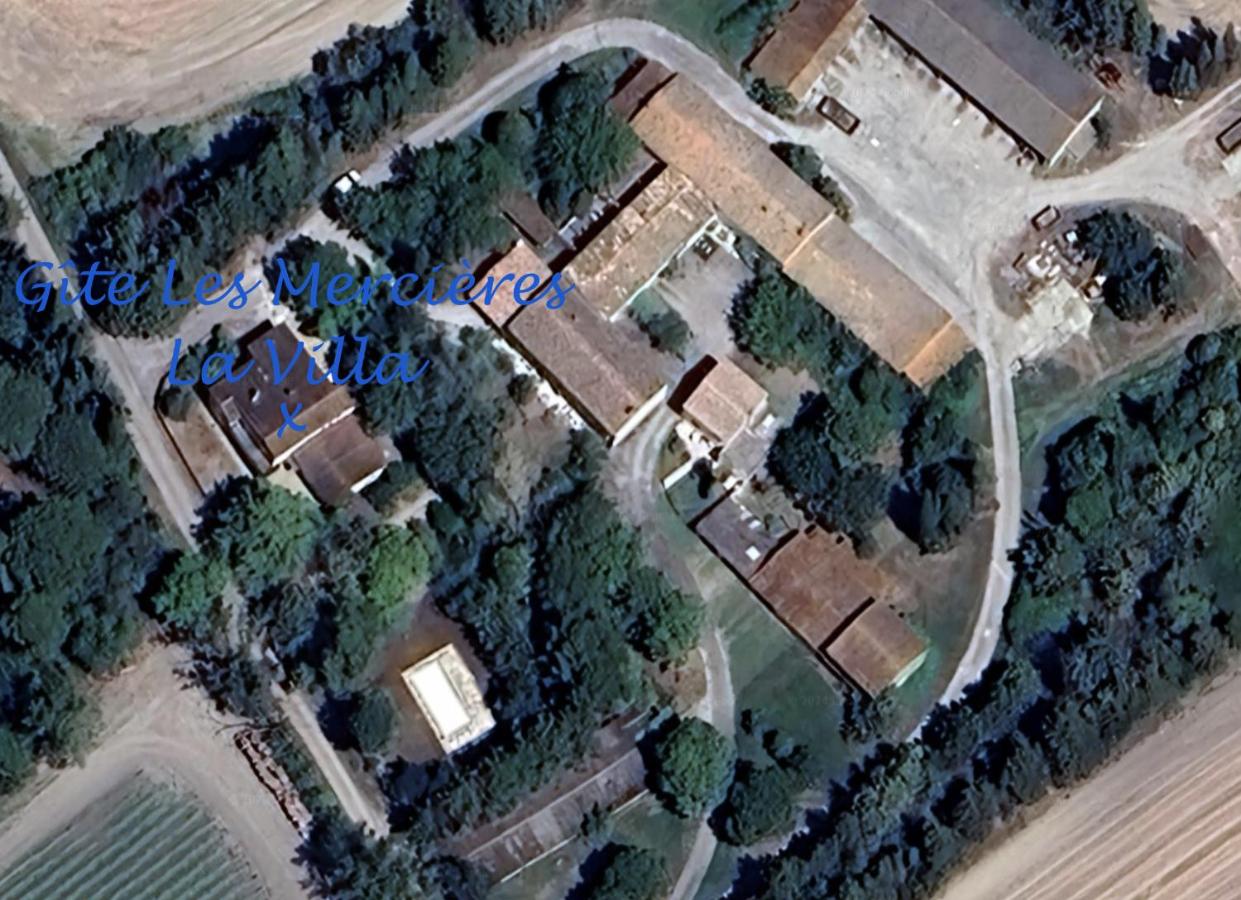 Gîte les Mercieres la Villa, au coeur de l'Occitanie et du pays Cathare, maison de campagne laurag-aise, grands espaces, oasis de nature, convivialité, détente, 6 Chambres piscine chauffée, terrain de pétanque, Wifi, piano, billard, cheminée pour l'hiver - Chambres d'hôtes Pexiora