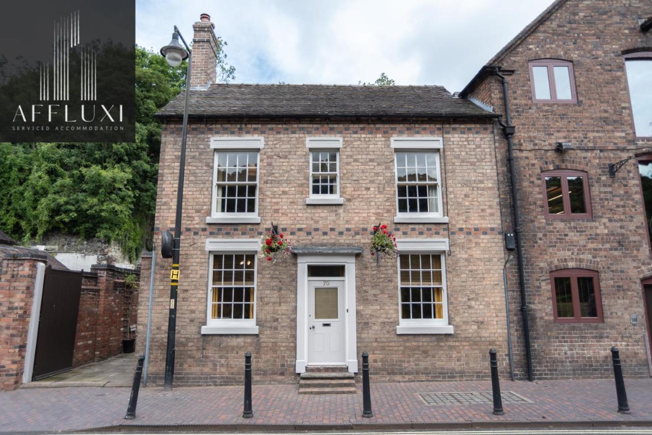 Ironbridge Riverside Hot Tub Retreat Sleeps 8 - Chambres d’hôtes
