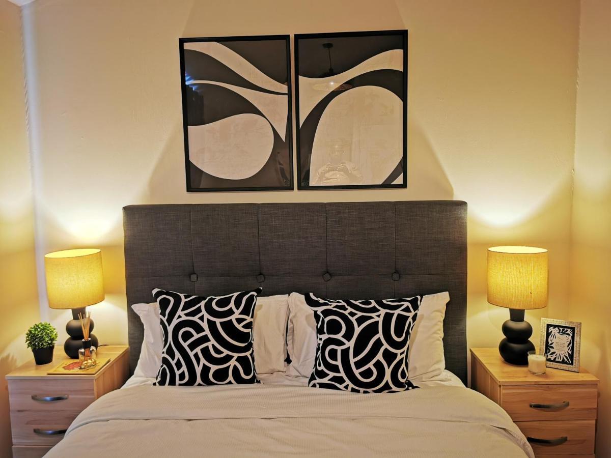 House - Sleeps up to 10 & Free Parking - B&B London