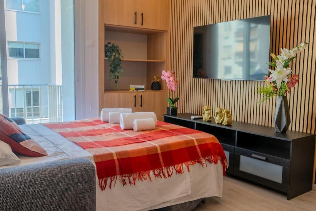 Beautiful One Bedroom Apartment, 186 Meters to Beach, Central Location Next to Cafes & Bars - B&B