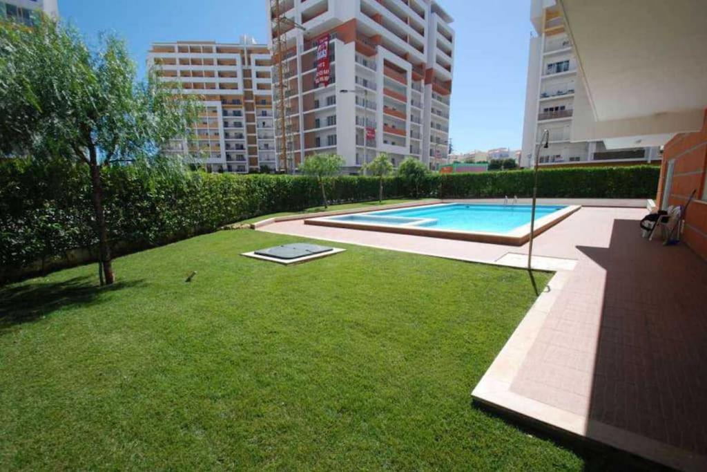 Beautiful 2 Bed apt with pool near Praia da Rocha - Chambres d’hôtes