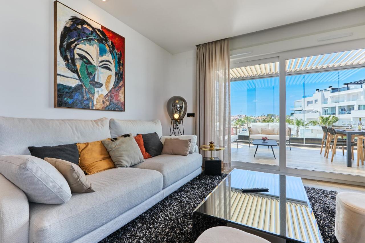 Stylish Penthouse with Jacuzzi - by Welcomely - B&B Torrevieja