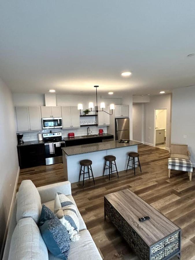 Beachview getaway at the New Carlyle 305 on the Main strip in Grand Bend - Bed and Breakfast Grand Bend