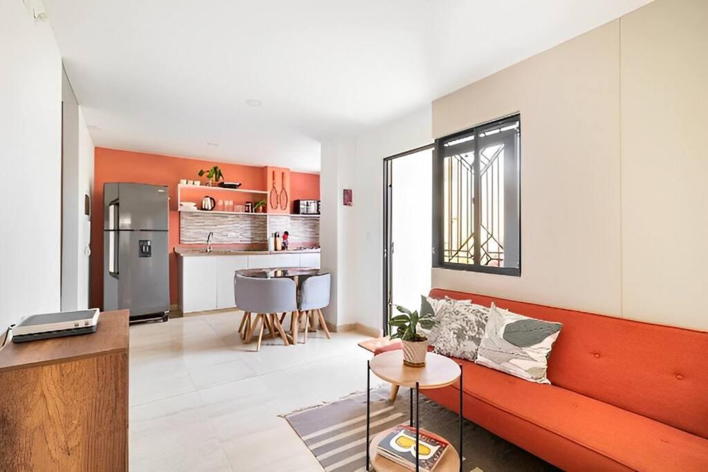 Lindo apto cerca del Malecón con patio y terraza - Chambres d’hôtes