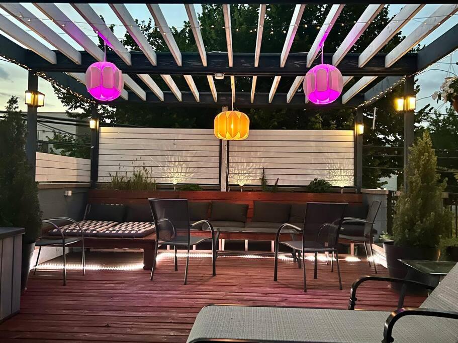 The Banksy-Greystone Rooftop Firepit United Center - B&B Chicago