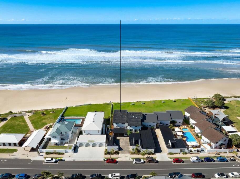 Absolute Beachfront Apartment 11B - Ferienwohnung
