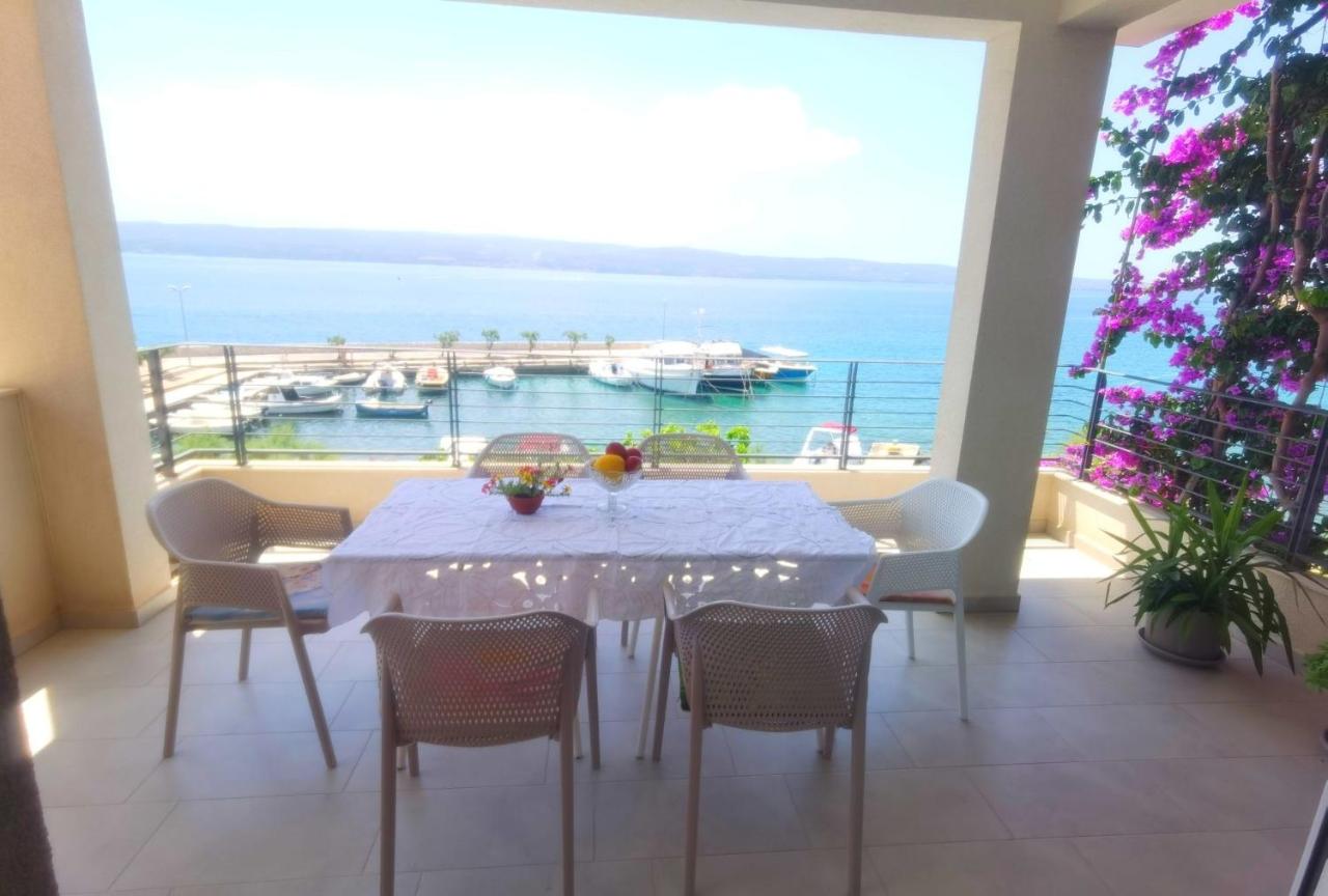 Apartment with a sea View No 15, first row by the sea, Beach house Ana - Ferienwohnung Duće