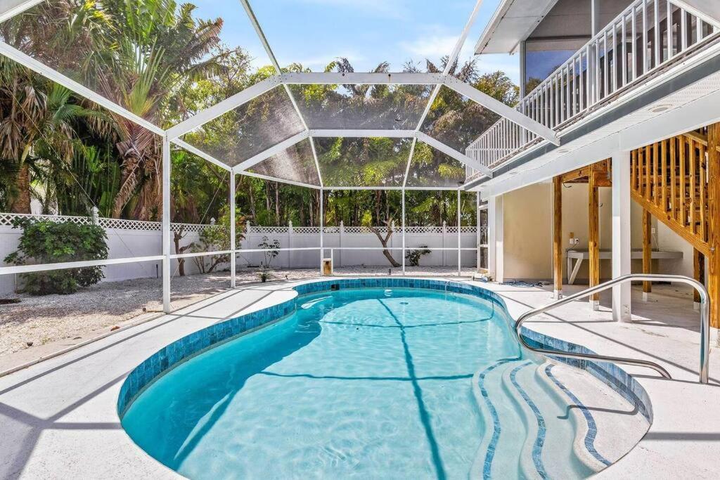 Isla Living, 3 Bed, Canal, Pool - B&B