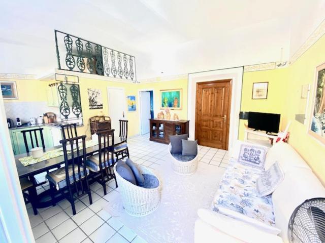 Splendido Appartamento nel Centro de La Maddalena - B&B