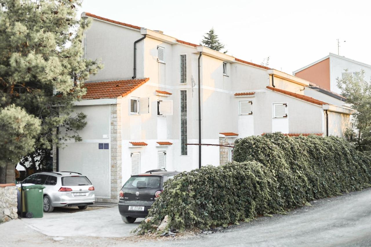 Little Studio at APARTMENTS SILVER - Gajac - Zrce beach - B&B