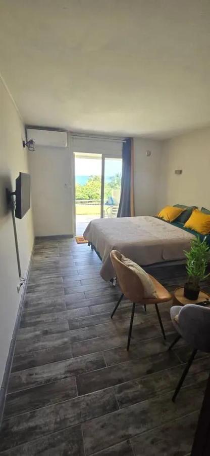 Studio charmant à La Trinité avec piscine partagée - 24 m² - B&B