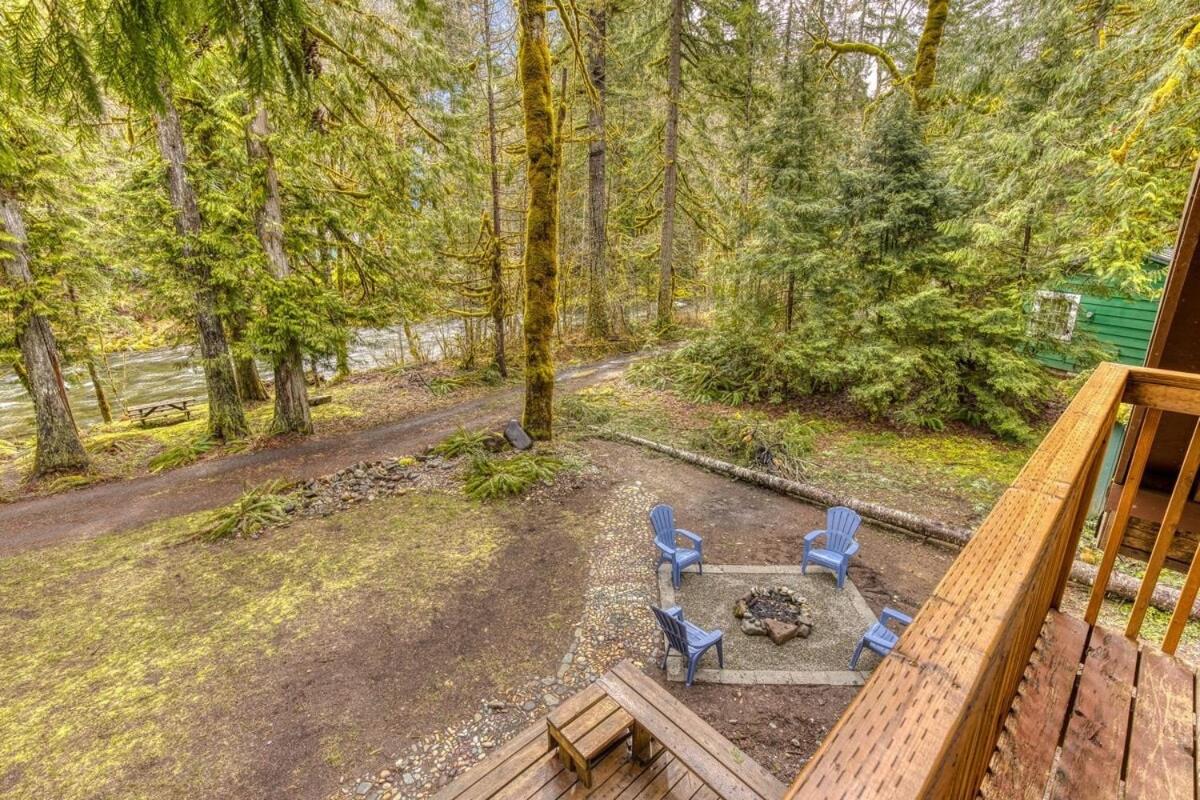 Thompson Cabin - Charming Salmon Riverfront A-Frame Oasis w/ fireplace - B&B