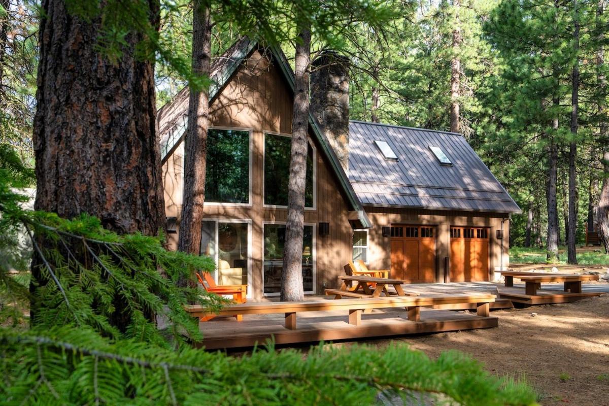 Spring Home 6 - Cozy 4BR Cabin in Black Butte Ranch w Fireplace - B&B