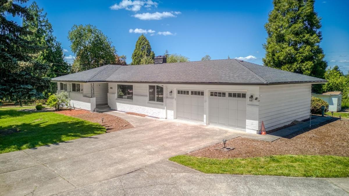 Vogel Vacation - Spacious Secluded, Hot Tub & Game Room - B&B