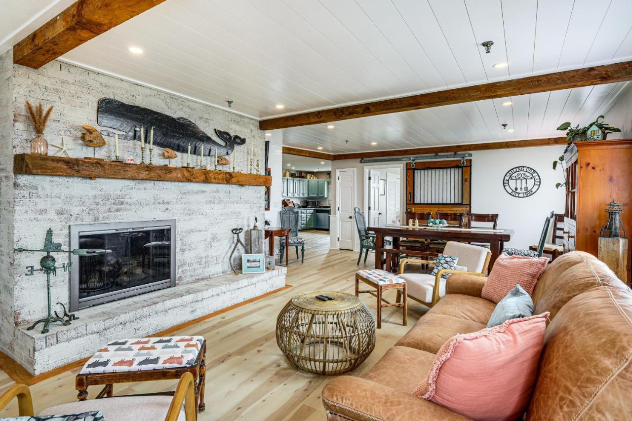 Beachfront Dennis Condo with Patio, Dogs Welcome - B&B