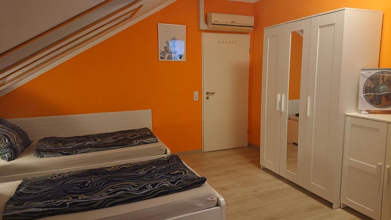 Dreibettzimmer mit Gemeinschaftsküche und je 2 Dusch- und 2 Toilettenzimmern - Ferienwohnung Hohenstein-Ernstthal