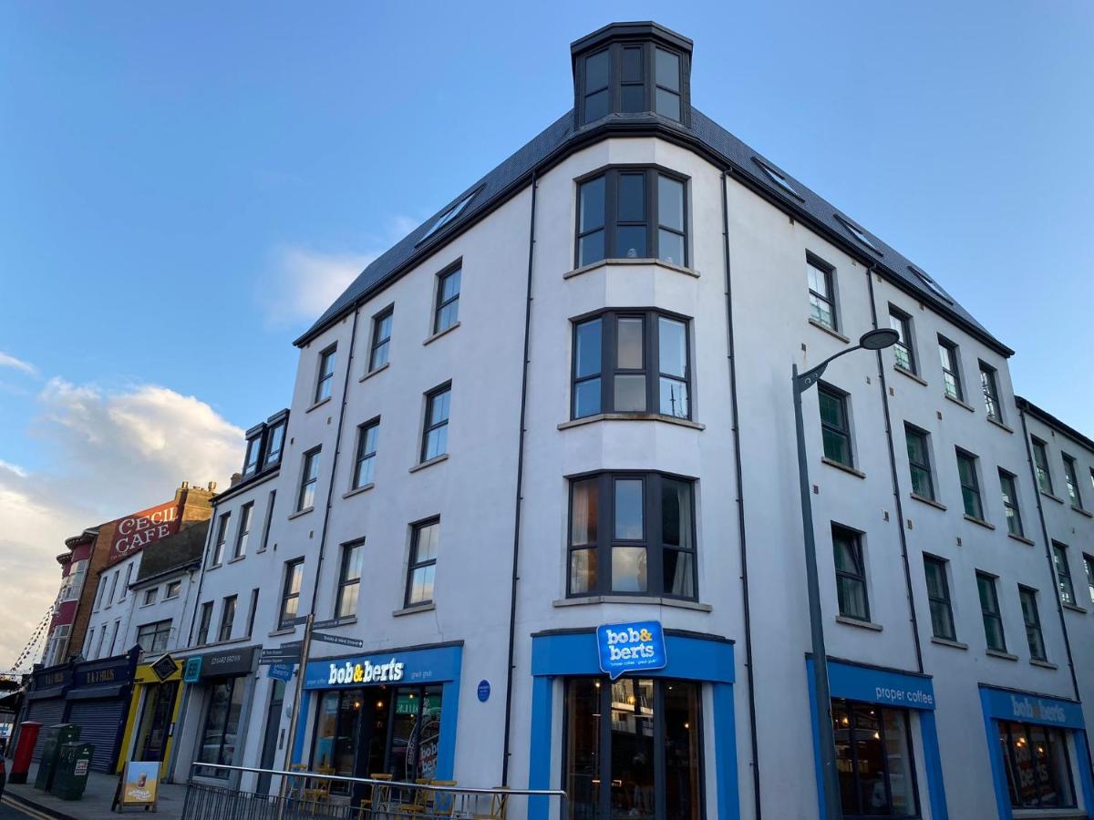 Coastal Links, Main Street Portrush, 1 to 5 guests - B&B