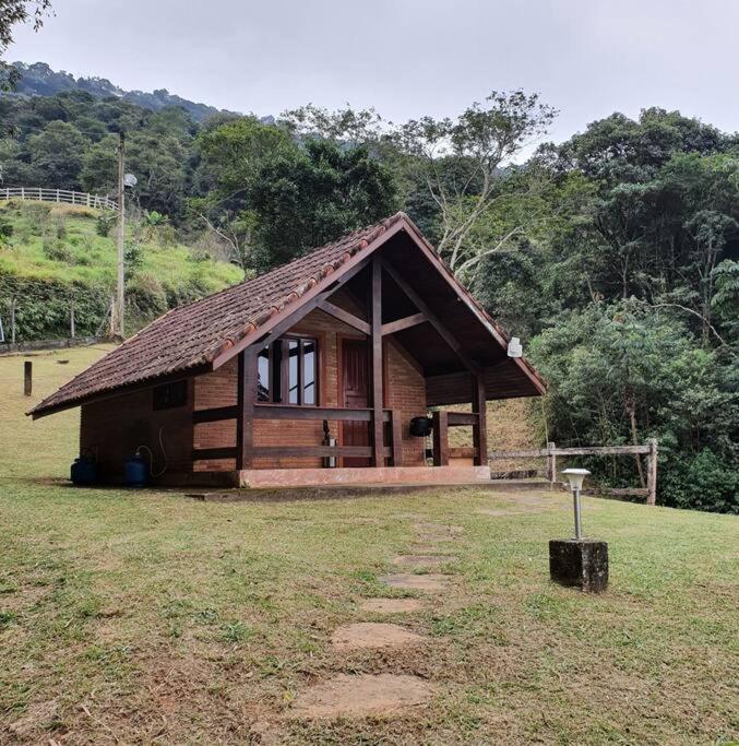 Chalé aconchegante com lareira fogueira e natureza - B&B