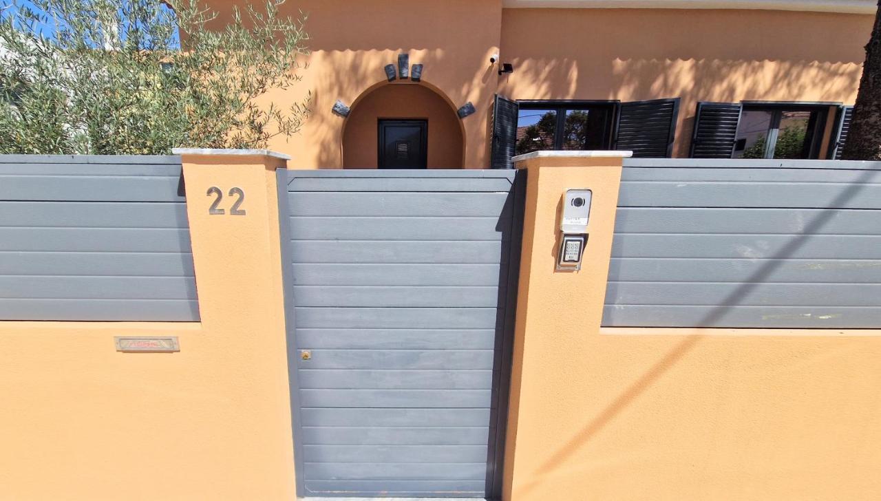 Big house with pool - 5 min walk to beach - B&B Costa da Caparica