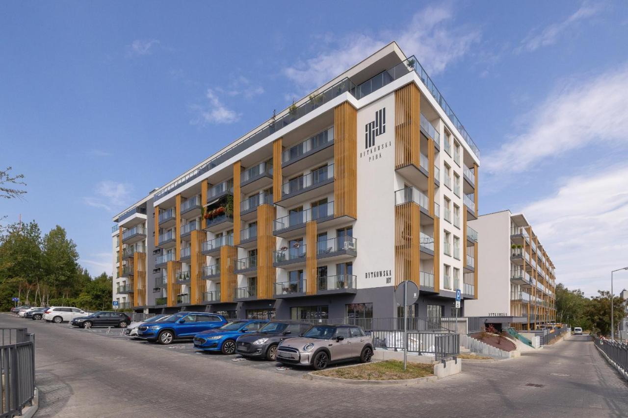 Stylowy Apartament z Dwiema Sypialniami Balkonem i Parkingiem by Noclegi Renters - Bed and Breakfast