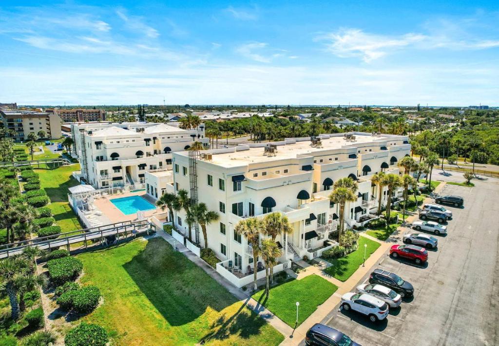 Royal Mansions, Ocean View Penthouse Condo - B&B Cape Canaveral