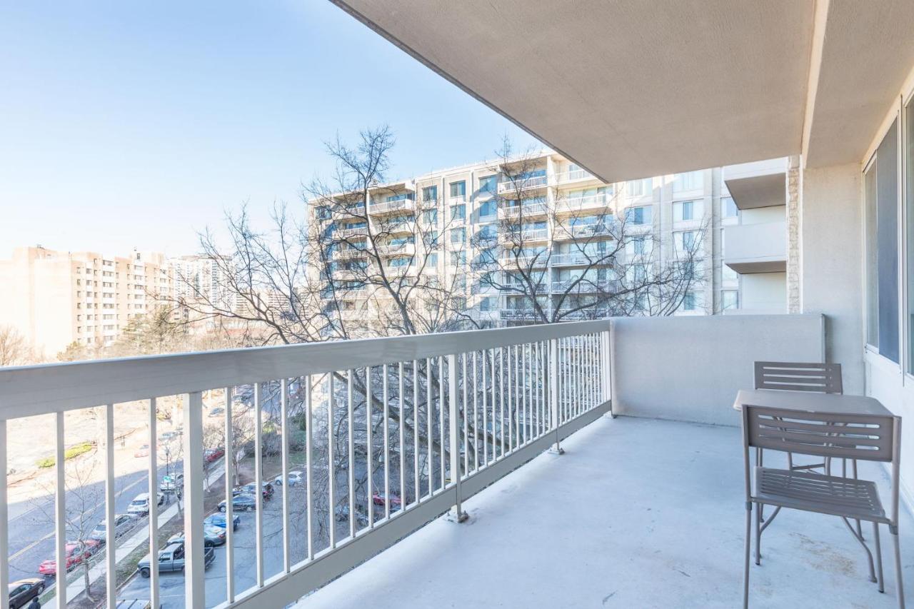2BR Arlington Gem: Stylish & Conveniently Located - B&B