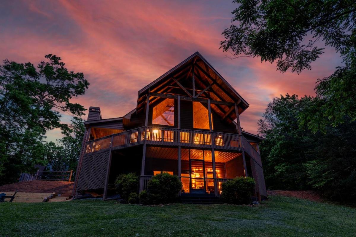 Lux 5Br w hot-tub game room & mountain views - B&B Blue Ridge