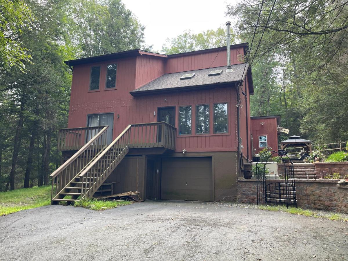 Luxury Pocono Retreat with hot tub, sauna, fire pit, and patio - Chambres d’hôtes East Stroudsburg