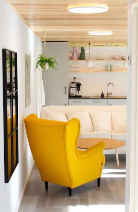 Colorful brand new apartment with free parking - Chambres d’hôtes