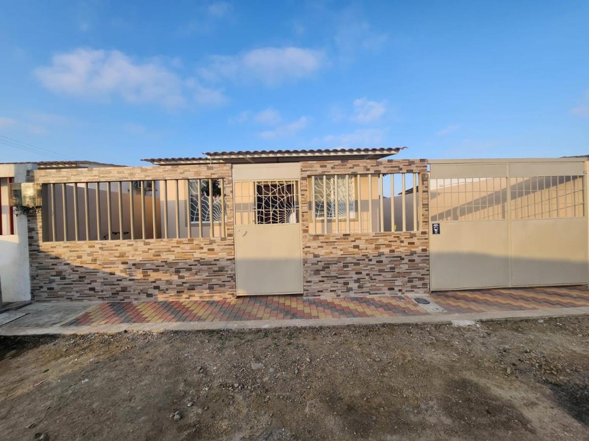 CASA DE ALQUILER para 10 PERSONAS EN CIUDADELA REFUGIO DEL MAR, PLAYAS VILLAMIL, ECUADOR - B&B